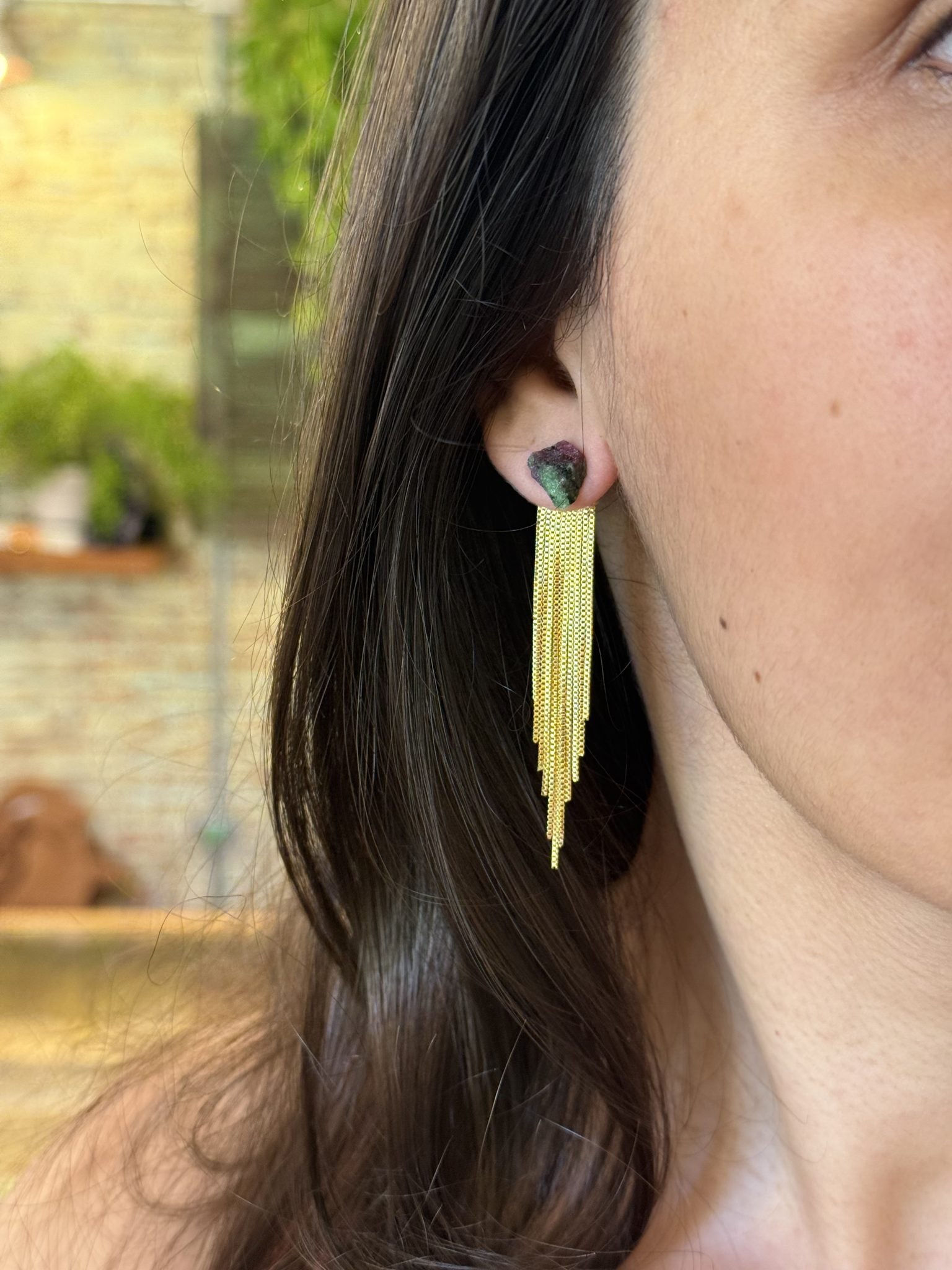 Brinco de Zoisita com Rubi — Aura, no corpo