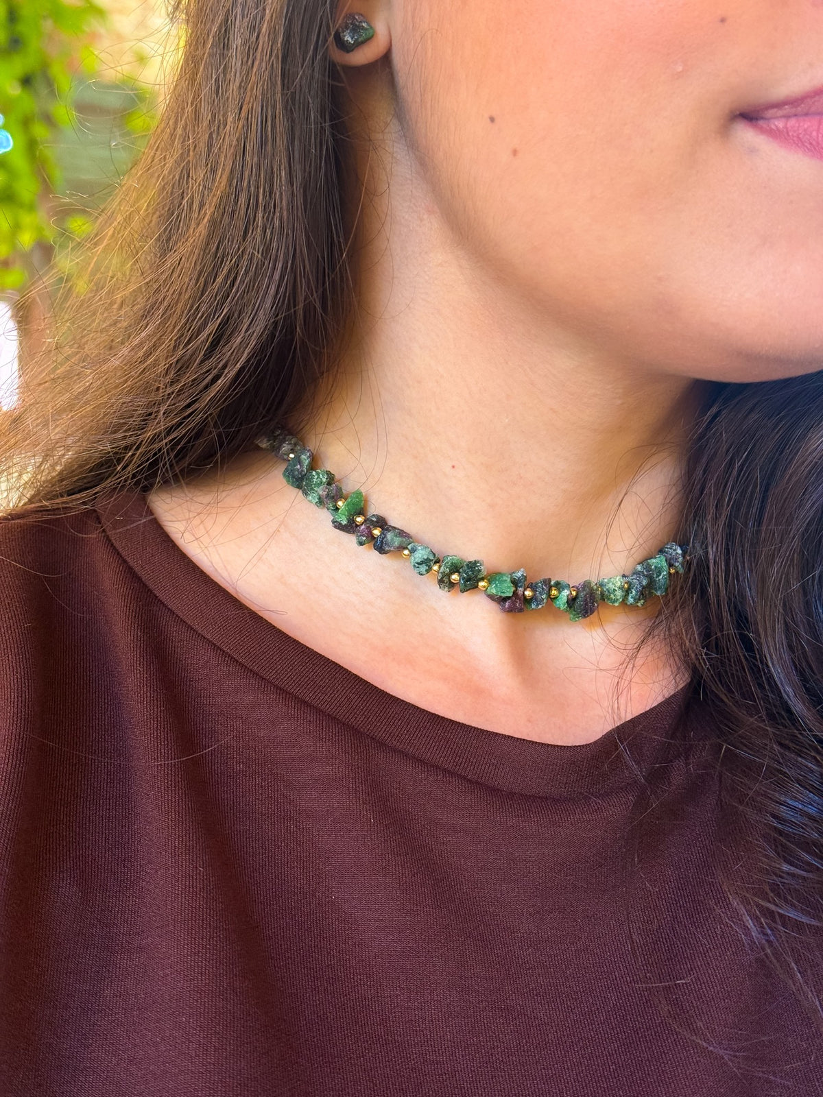 Choker de Zoisita com Rubi em pedras brutas com detalhes dourados, usado no pescoço