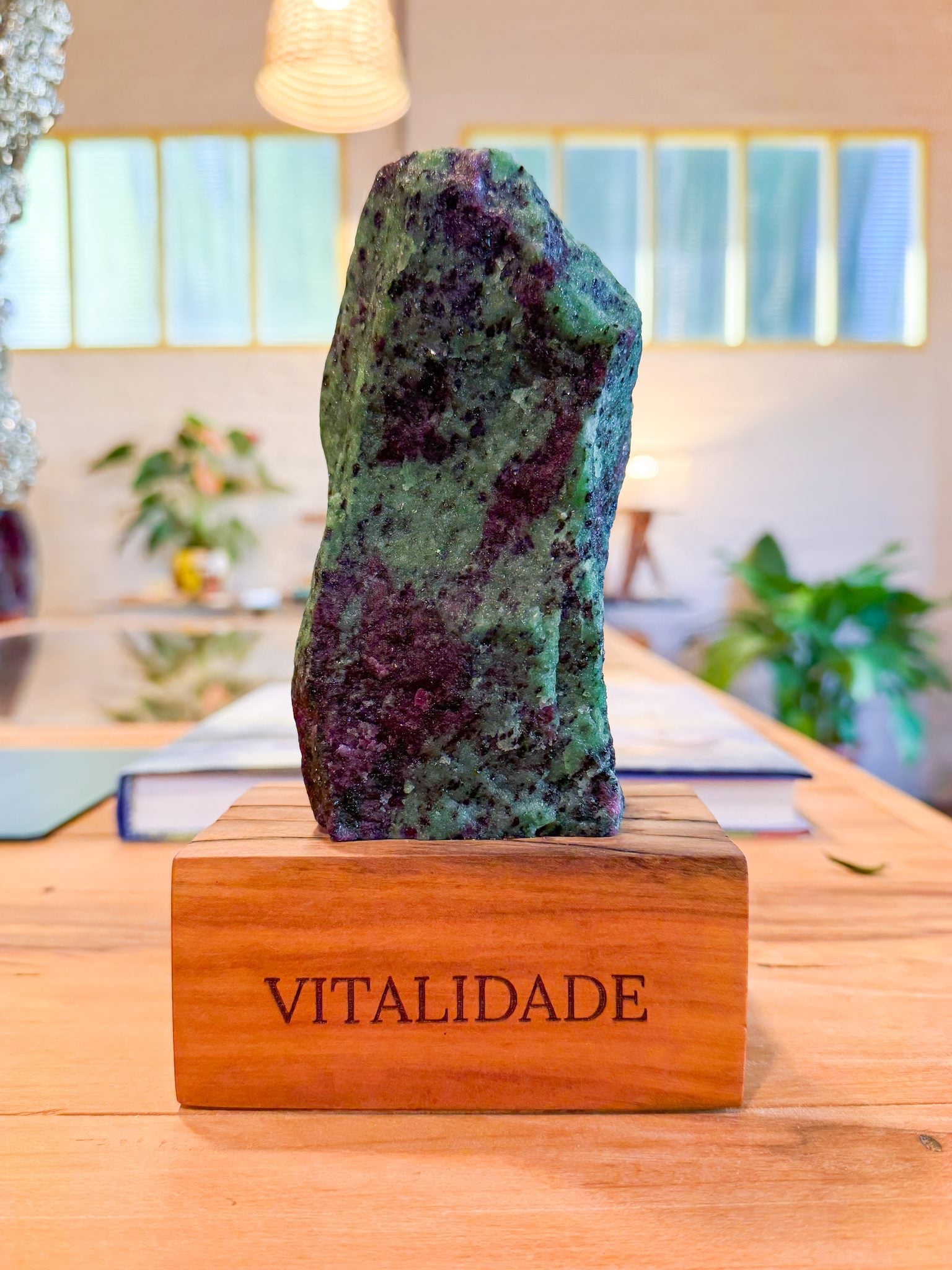 Zoisita com Rubi — Vitalidade (linha Home)