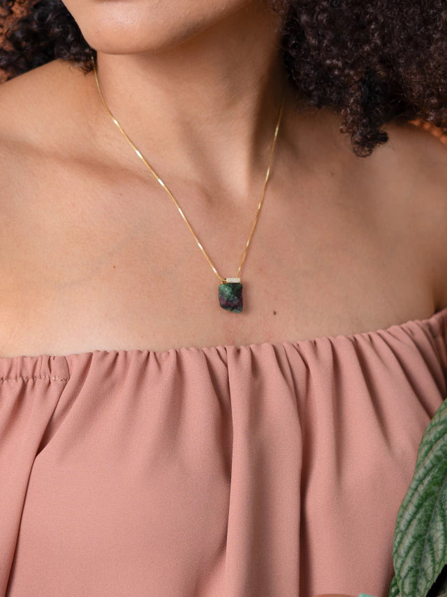 Colar de Zoisita com Rubi