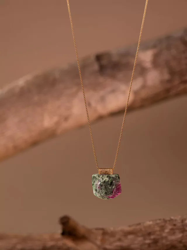 Colar de Zoisita com Rubi