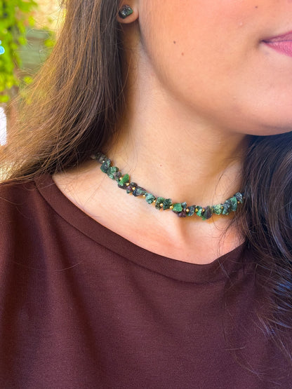 Choker de Zoisita com Rubi em pedras brutas com detalhes dourados, usado no pescoço