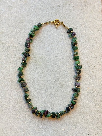 Choker de Zoisita com Rubi por inteiro, mostrando o fecho dourado