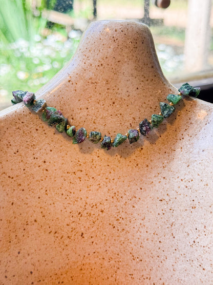 Choker de Zoisita com Rubi em busto de cerâmica, com luz natural