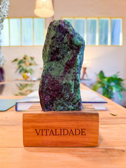 Zoisita com Rubi — Vitalidade (linha Home)