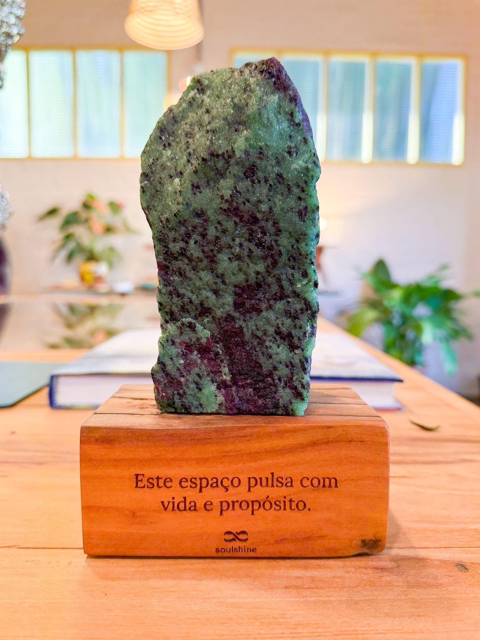 Zoisita com Rubi — Vitalidade (linha Home)