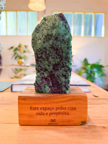 Zoisita com Rubi — Vitalidade (linha Home)